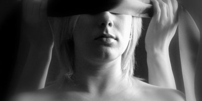 bandeau sur les yeux