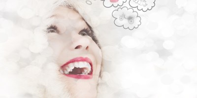 Femme souriante bulles de pensées