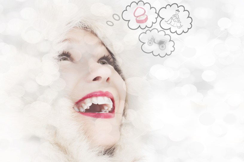 Femme souriante bulles de pensées